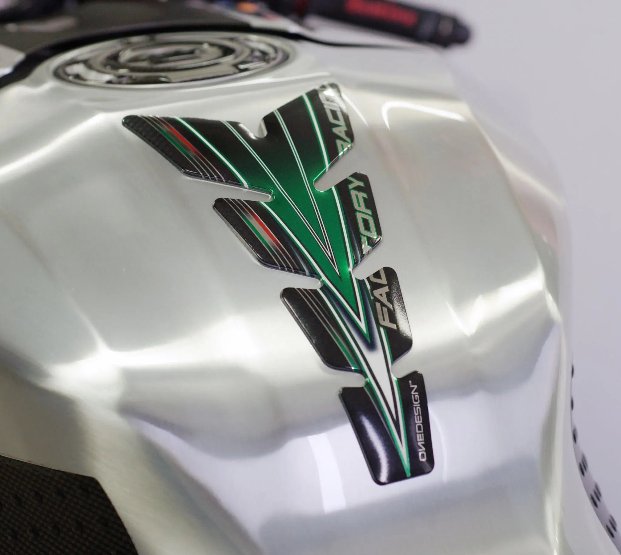 Onedesign Tankpad aus Harz/Soft-Touch - Universelle Passform