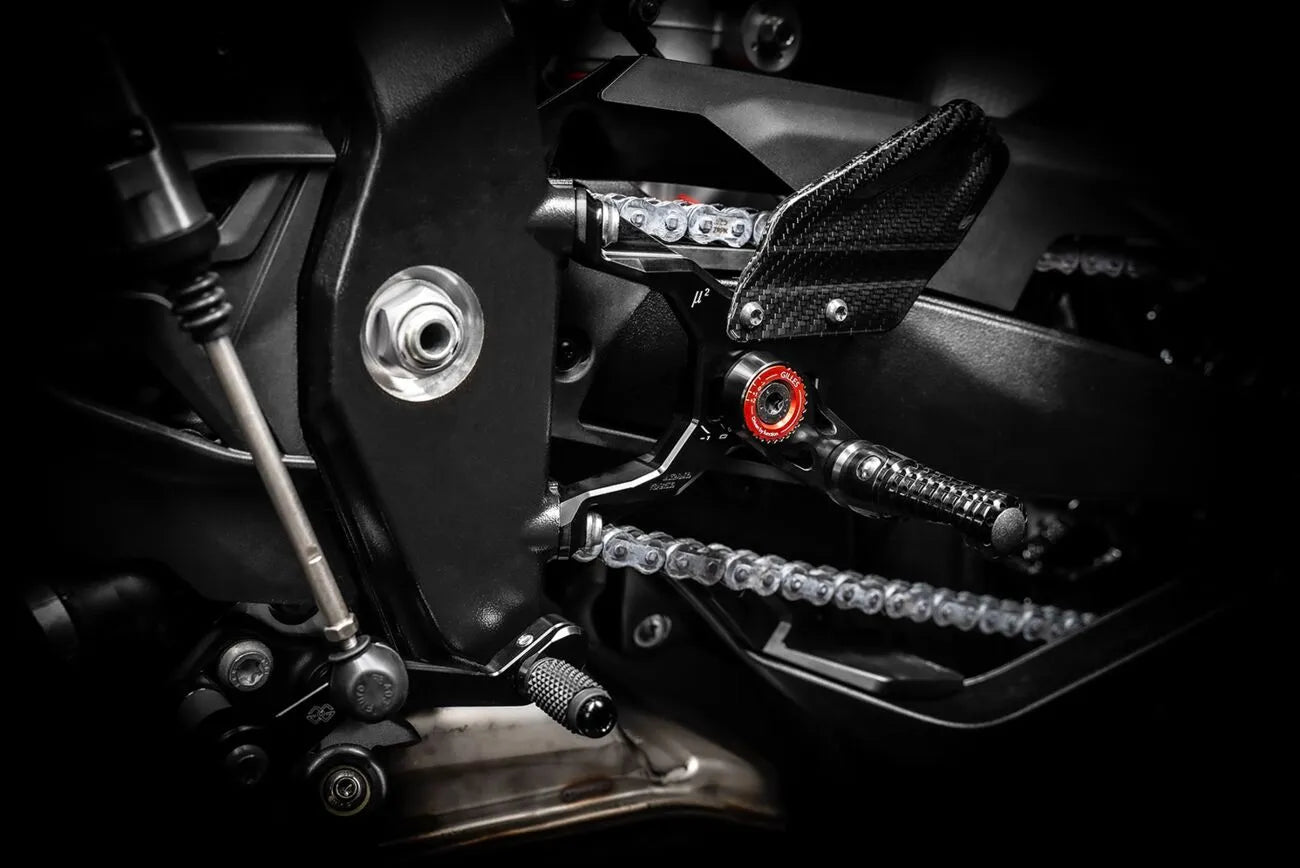 Gilles Tooling Mue2 Fußrastenanlage - Schwarz/rot eloxiert