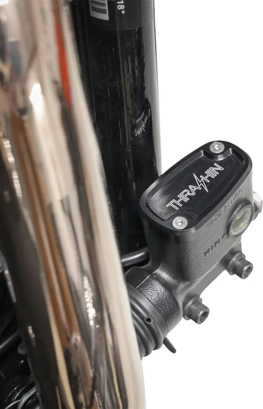 Bremsflüssigkeitsbehälterdeckel von Thrashin Supply Co. – Schwarz